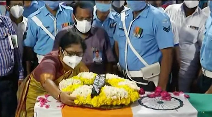 ധീര ജവാന് ആദരാഞ്ജലികൾ അർപ്പിച്ച് ജന്മനാട്. ജൂനിയർ വാറന്റ് ഓഫീസർ എ പ്രദീപിന്റെ ഭൗതിക ശരീരം പൊതു ദർശനത്തിനെത്തിച്ചു