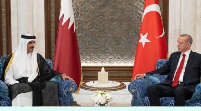 തുർക്കി പ്രസിഡന്റ് റജബ് ത്വയ്യിബ് ഏർദുഗാൻ ഖത്തർ അമീർ ഷെയ്ഖ് തമീം ബിൻ ഹമദ് അൽ താനിക്കായി പ്രത്യേക ഉപഹാരം കൈമാറി…