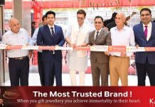 കല്യാണ് ജൂവലേഴ്സിന്റെ ഇരുന്നൂറാമത് ഷോറൂം ജമ്മുവില് ബോളിവുഡ് സൂപ്പര്താരം ഹൃത്വിക് റോഷന് ഉദ്ഘാടനം ചെയ്തു.