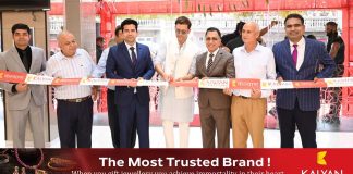 കല്യാണ് ജൂവലേഴ്സിന്റെ ഇരുന്നൂറാമത് ഷോറൂം ജമ്മുവില് ബോളിവുഡ് സൂപ്പര്താരം ഹൃത്വിക് റോഷന് ഉദ്ഘാടനം ചെയ്തു.