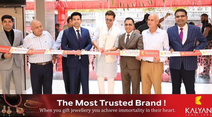കല്യാണ് ജൂവലേഴ്സിന്റെ ഇരുന്നൂറാമത് ഷോറൂം ജമ്മുവില് ബോളിവുഡ് സൂപ്പര്താരം ഹൃത്വിക് റോഷന് ഉദ്ഘാടനം ചെയ്തു.
