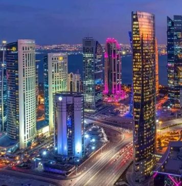 ഖത്തർ ദേശീയദിനാഘോഷങ്ങളുടെ ഭാഗമായി വാൾനൃത്തമായ അർദയിൽ അമീർ ഷെയ്ഖ് തമീം ബിൻ ഹമദ് അൽ താനി പങ്കെടുത്തു.