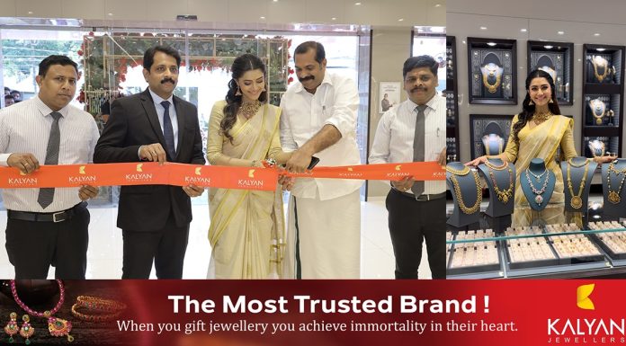 കല്യാണ് ജൂവലേഴ്സിന്റെ അടൂരിലെ പുതിയ ഷോറൂംചലച്ചിത്രതാരം മംമ്താ മോഹന്ദാസ് ഉദ്ഘാടനം ചെയ്തു.. ലോകോത്തര നിലവാരത്തിലുള്ള ഷോപ്പിംഗ് അനുഭവം അടൂരിൽ